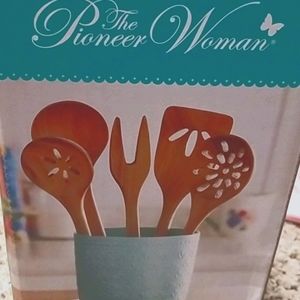 The pioneer woman utensil holder with wooden tools